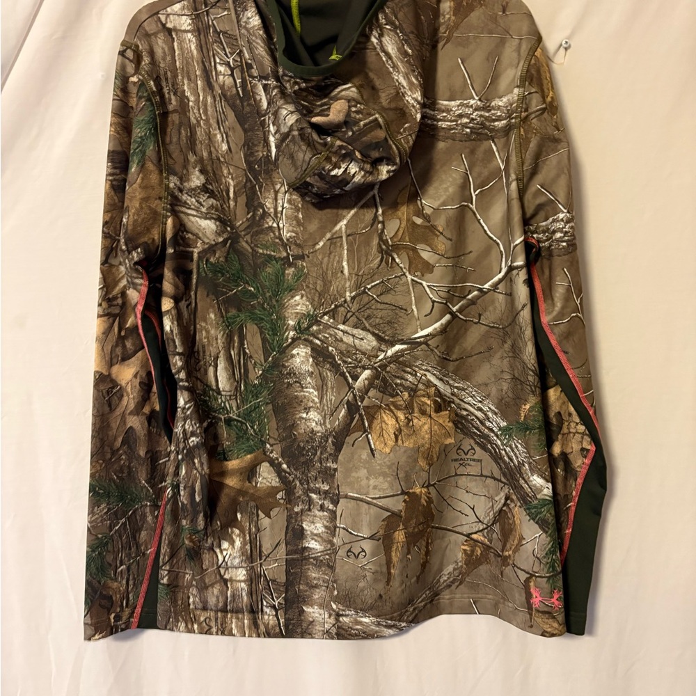Under Armour Women’s ' Realtree Camo Long Sleeve Cold Gear Hoodie w/ Pink Trim. - Picture 2 of 3